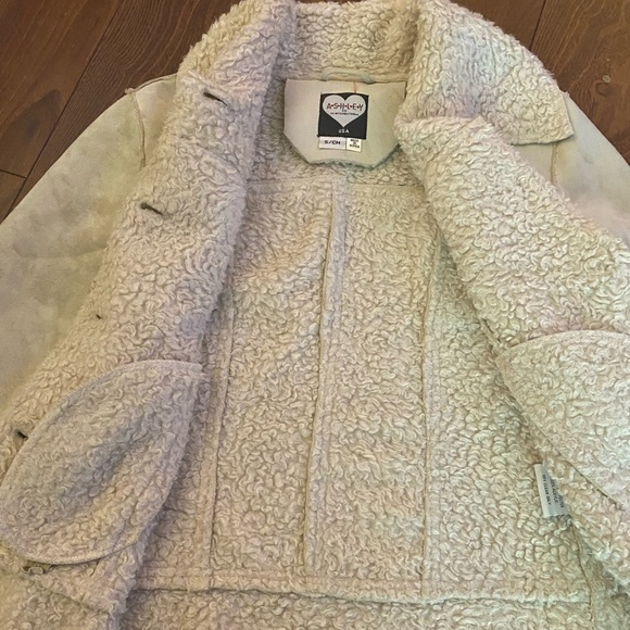 Beige jacket with fur on the inside - Picture 3 of 4